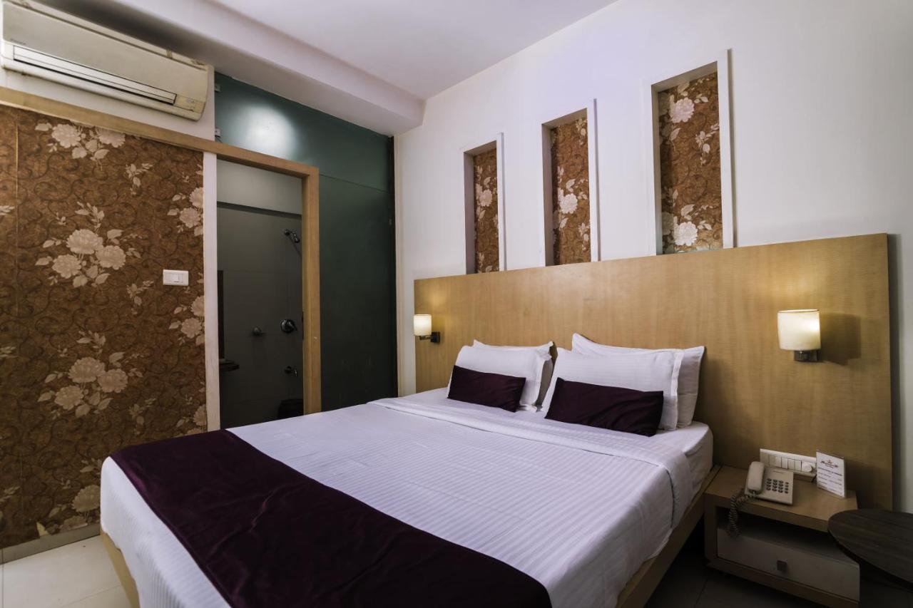 Hotel Monarch Guestline In Midc Rabale, نافي مومباي المظهر الخارجي الصورة